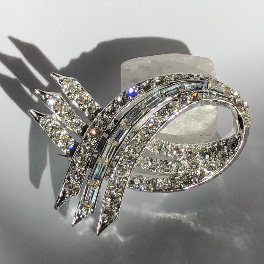 Pell Baguette & Round Shape Rhinestones Brooch